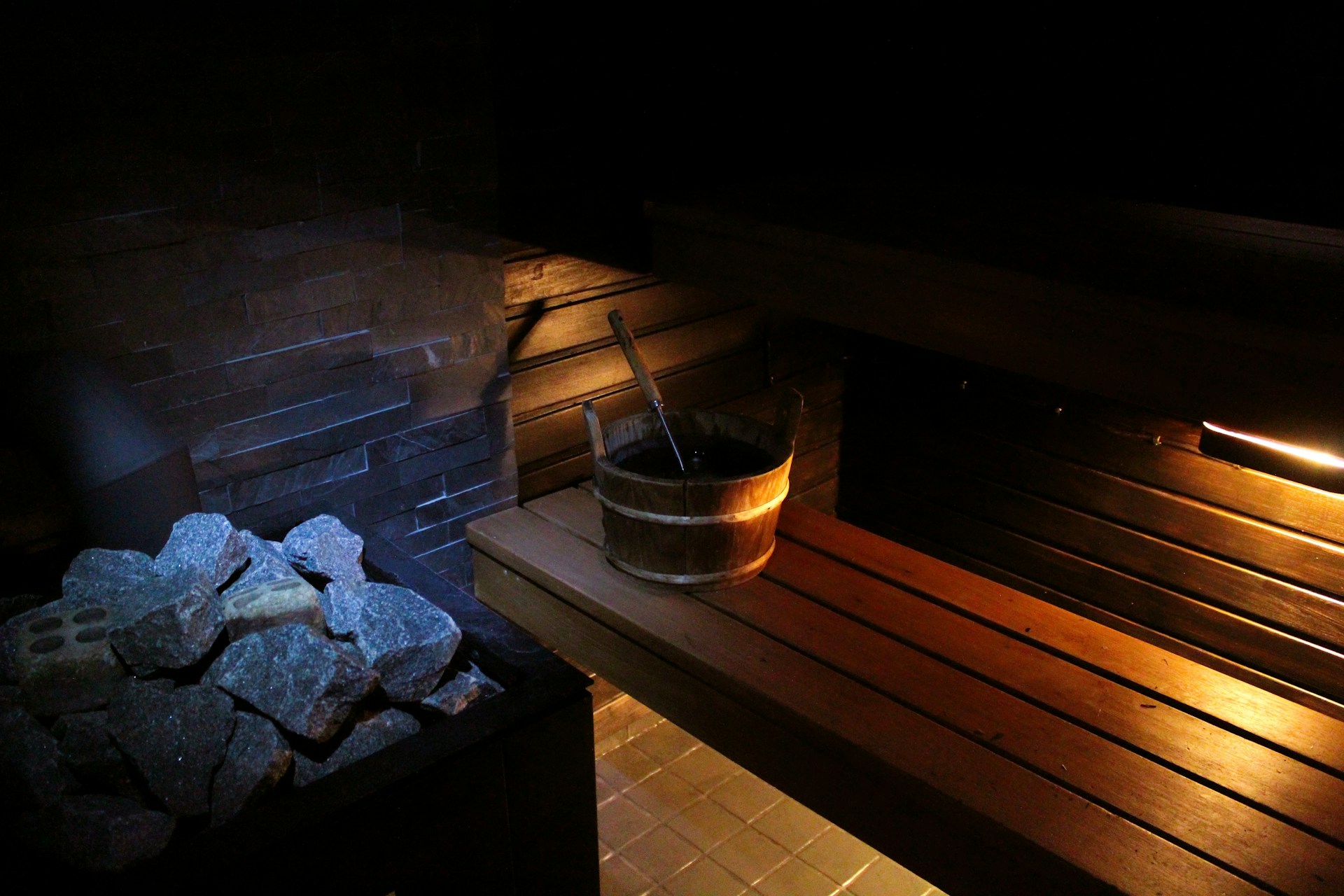 Piedras volcanicas, cubo y cazo de sauna