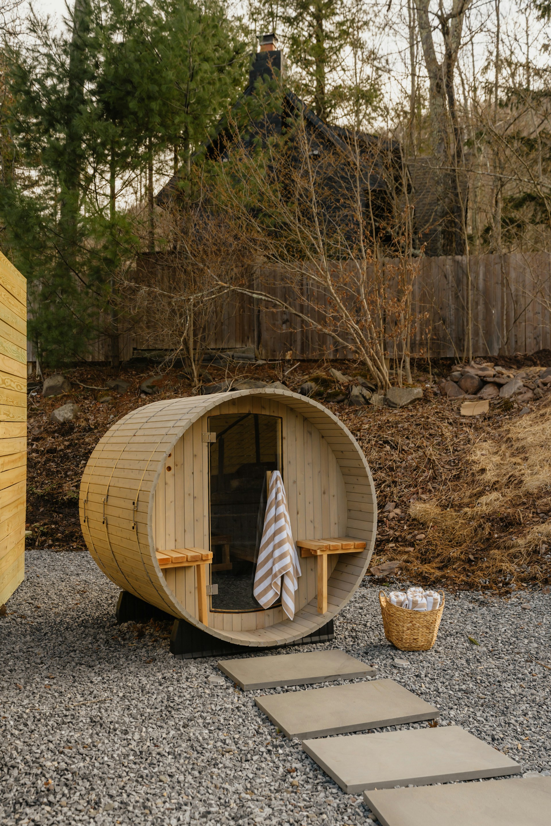 Sauna finlandesa de madera con calefactor