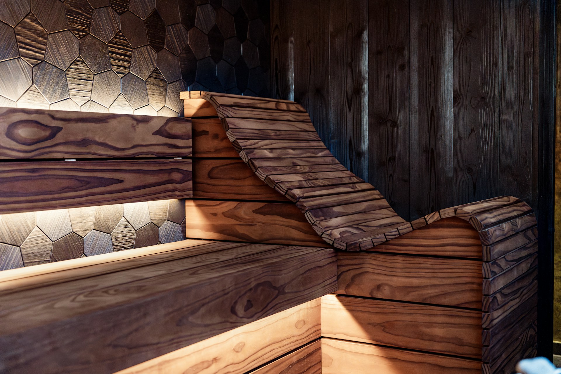 Interior de cabina sauna oscura, textura moderna